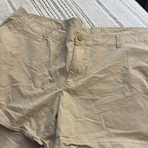 Old Navy Women's khaki shorts plus 26
